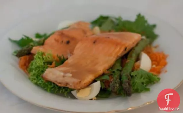 Gegrillter Lachs und Spargelsalat