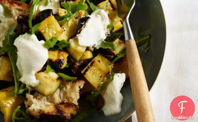 Gegrillte Panzanella mit Rucola, Burrata, Sommerkürbis und Oliven