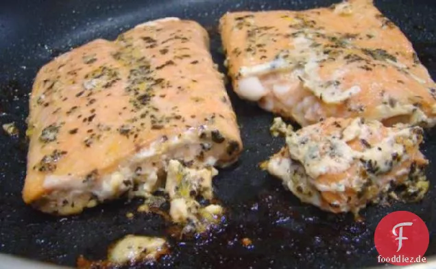 Orangen-Basilikum-Sauce über Lachsfilets