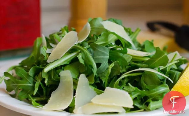 Rucola-Salat mit rasiertem Parmesan, Zitrone & Olivenöl