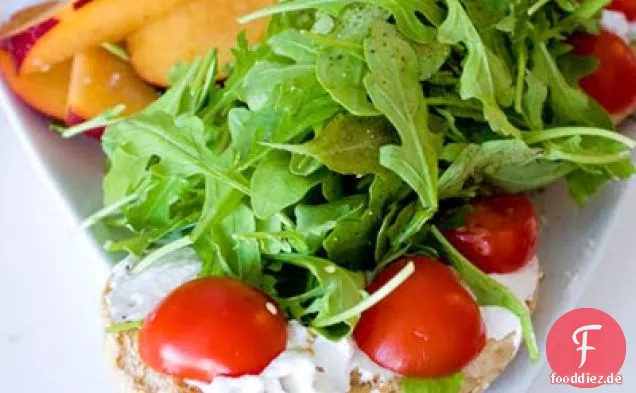 Einfache würzige Rucola Open Faced Bagel