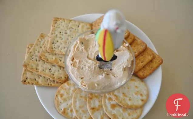 Frische Gurkenscheiben mit Räucherlachs und Wasabicreme