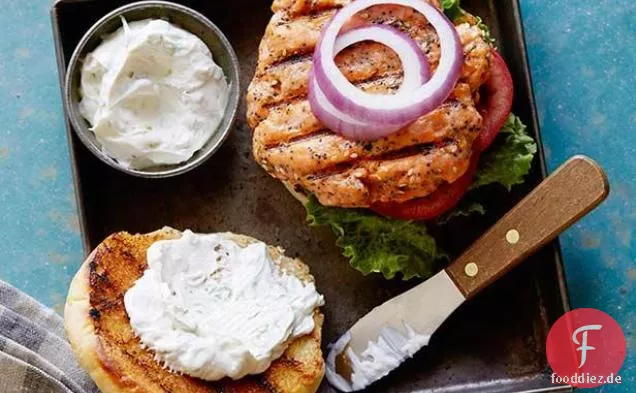 Alles Lachs Burger mit Scallion Sauerrahm-Frischkäsesauce