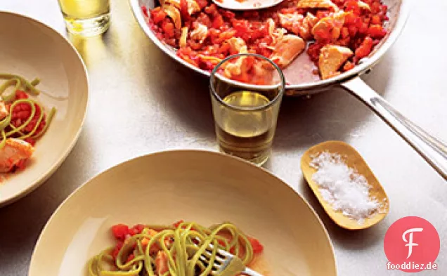 Lachsnudeln mit würziger Tomatensauce