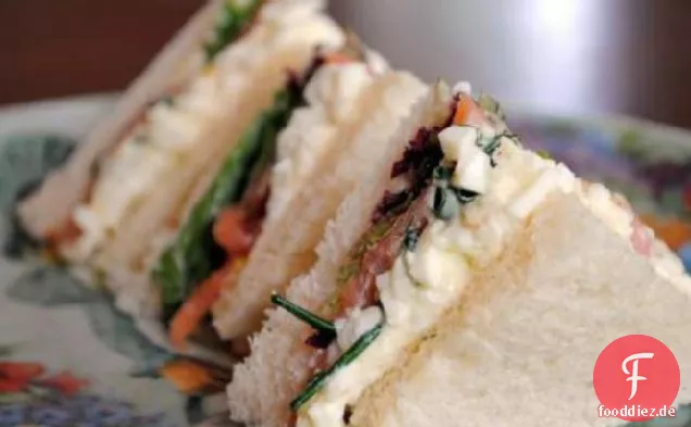 Geräucherter Lachs und gehackte Eiersandwiches