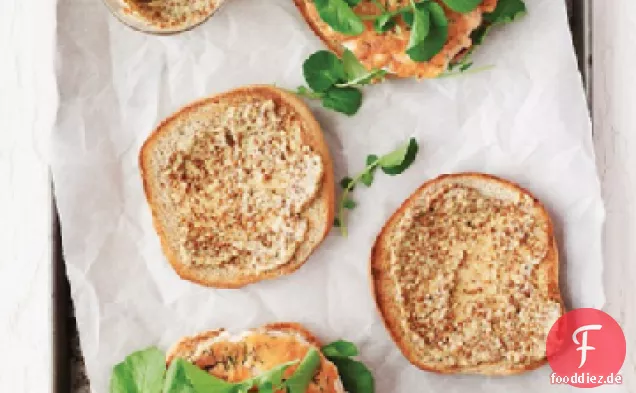 Rauchige Lachsburger mit körnigem Senf