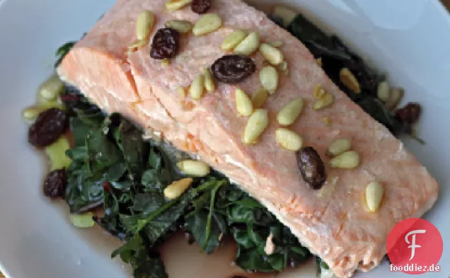 Gedämpfter Lachs mit Mangold, Pinienkernen und Rosinen