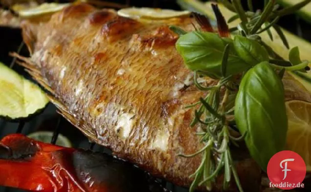 Knoblauch und Rosmarin gegrillter Snapper