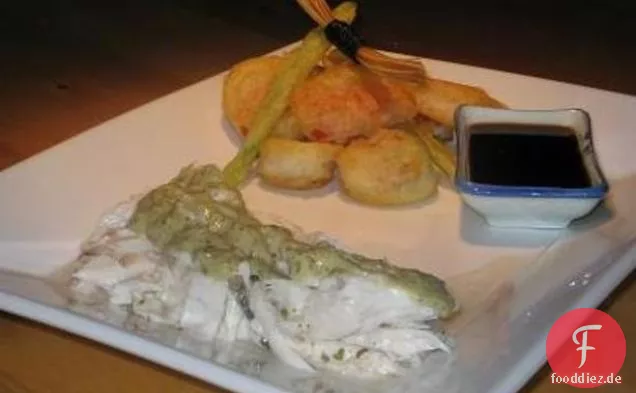 Gebackener ganzer Fisch mit Tahinisauce und Tempura-Gemüse