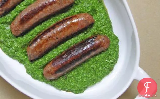 Gegrillte Würstchen mit Rucola-Pesto