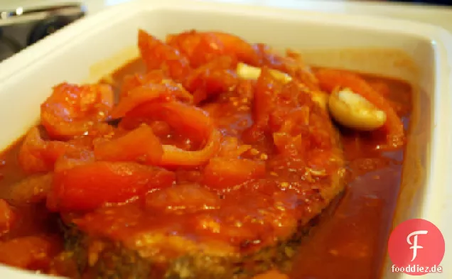 Fisch sautiert mit würzigen Tomaten und Oliven