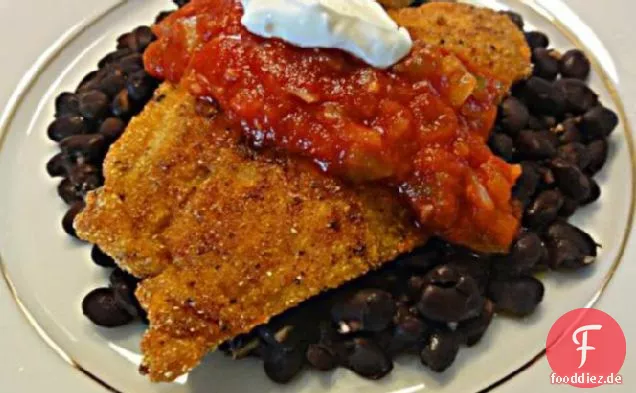 Maismehl-verkrustete Tilapia mit schwarzen Bohnen und Salsa