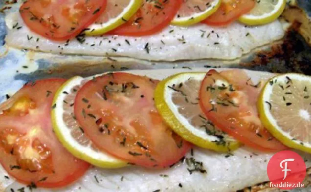 Eleganter gebackener Fisch mit Tomaten und Zitrone