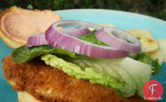 Knuspriger Fisch oder Hühnersandwich mit würziger Mayonnaise
