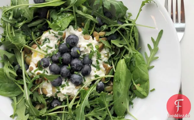 Hüttenkäse, Blaubeeren und Rucola