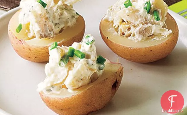 Kartoffel-Canapés gefüllt mit saurer Sahne und geräucherter Forelle