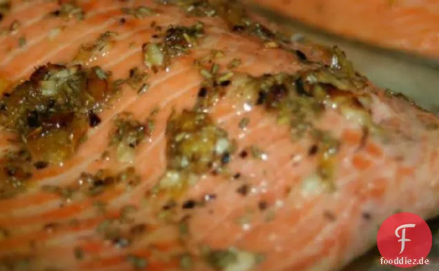 Gebratene Steelhead-Forelle Mit Rosmarin, Zitrone und Knoblauch