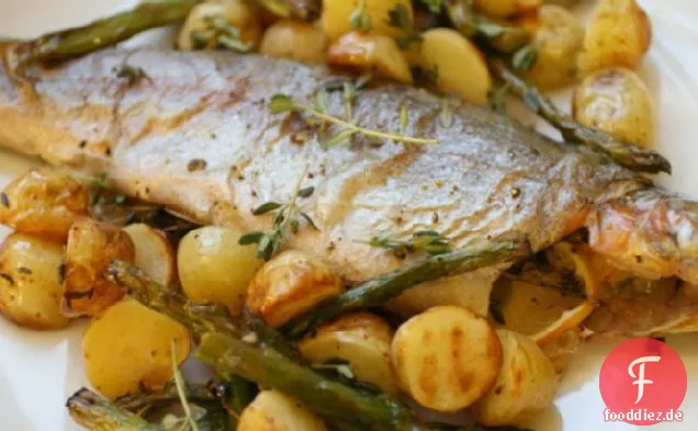 Ganze gebratene Forelle mit Kartoffeln und Spargel