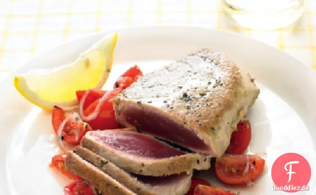 Thunfischsteaks mit zitronigen Tomaten und Zwiebeln