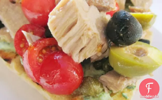 Niçoise Toast mit frischem Thunfisch und Tomaten