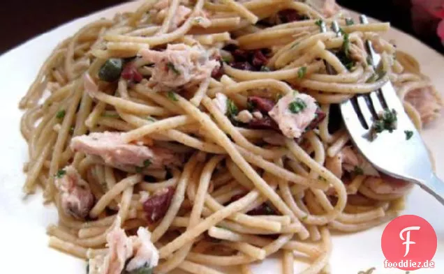 Thunfisch-Nudelsalat mit warmer schwarzer Oliven-Vinaigrette