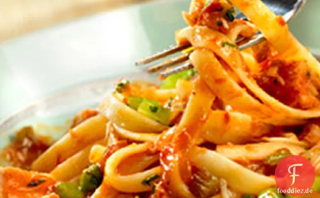 Würzige Thunfisch-Tomatensauce mit Fettuccine