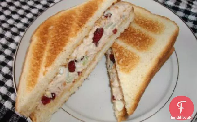 Cranberry-Thunfisch-Salat-Sandwich