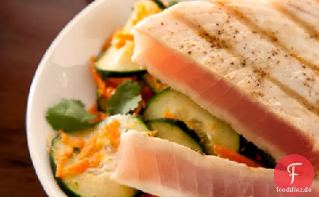 Gegrillter Thunfisch mit Gurkensalat