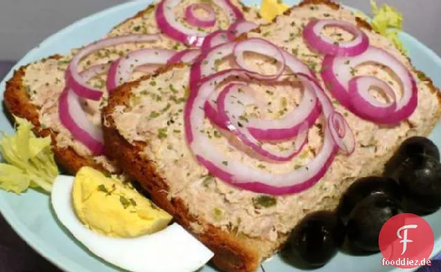 Roggenbrot-Sandwiches Mit Thunfisch, Gurke und Frischkäse