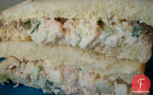 Thunfisch-Salat-Sandwich mit einem Bissen!