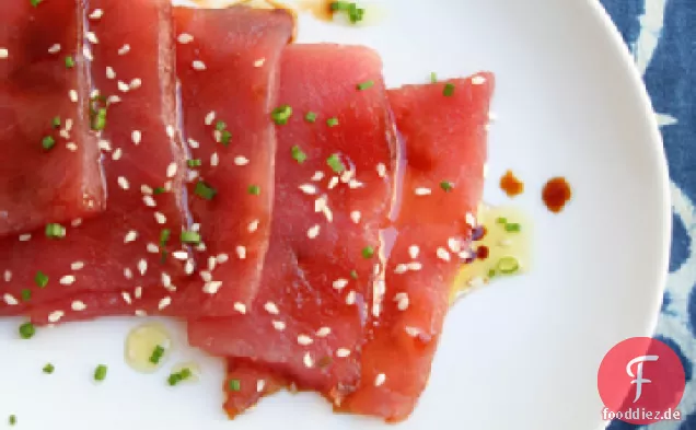 Sashimi mit Sojasauce, Sesam und Schnittlauch Rezept