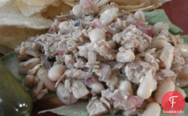 Mediterraner Salat aus weißen Bohnen und Thunfisch