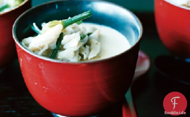 Gedämpfter Eierpudding mit blauer Krabbe und blühendem Schnittlauch