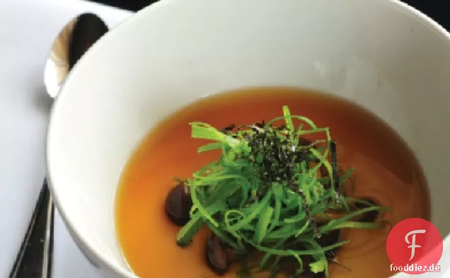 Bluestem ist Chawanmushi mit Hon-Shimeji, Lauch, und Dashi