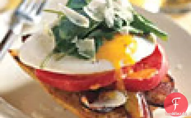 Offenes Gesicht Speck-Ei-Sandwiches mit Rucola