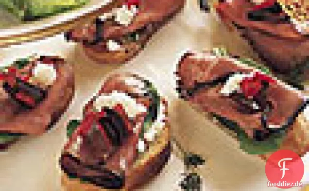 Roastbeef Und Rucola Crostini Mit Oliven-Paprika Relish