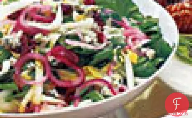 Endivien-Rucola-Salat mit eingelegten Zwiebeln und Blauschimmelkäse