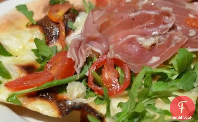 Weiße Pizza Mit Schinken, Rucola Und Tomaten
