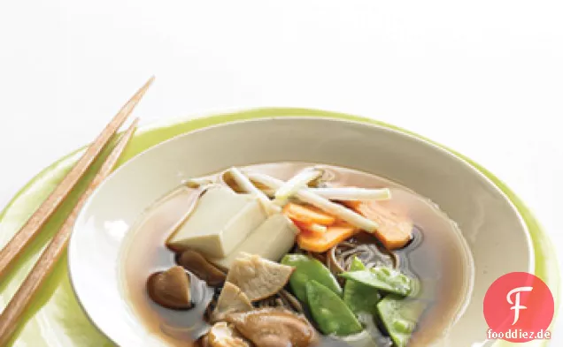 Asiatische Nudelsuppe mit Wintergemüse und Tofu
