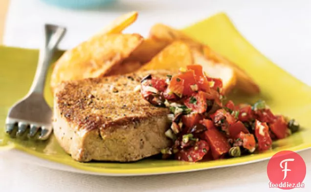 Thunfischsteaks mit Knoblauch, Tomaten, Kapern und Basilikum
