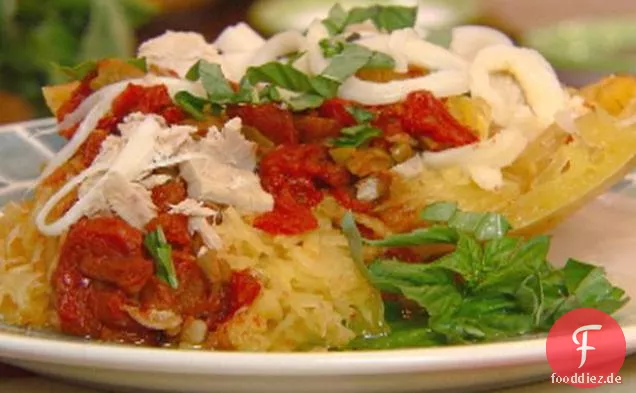 Gefüllte Spaghetti Squash mit Tomaten, Oliven, Thunfisch und String Käse