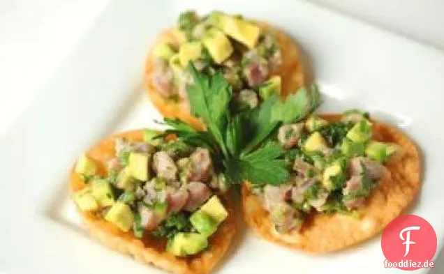 Thunfisch-Avocado-Tartar mit kalifornischem Kaviar auf Sesam-Wonton-Chips