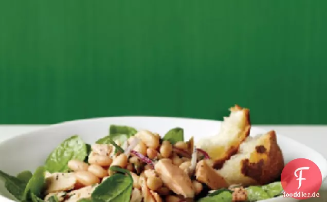 Salat aus weißen Bohnen und Thunfisch