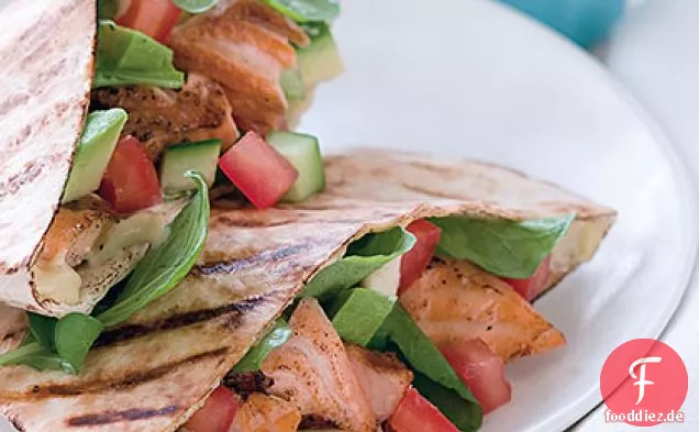 Gegrillter Lachs Avocado Pitas