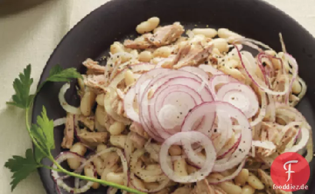 Thunfisch, weiße Bohnen und roter Zwiebelsalat