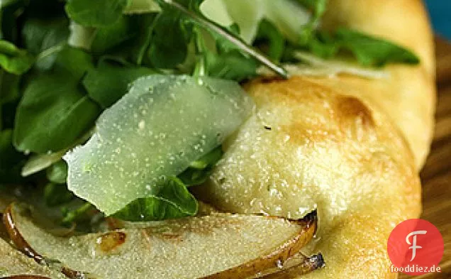 Birnen-Gorgonzola-Fladenbrot mit Baby-Rucola und rasiertem Parmesan