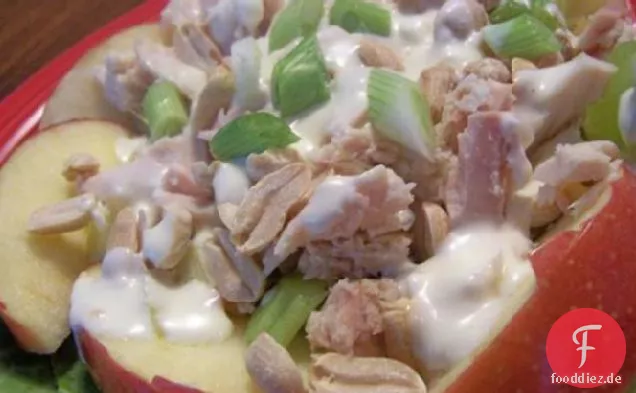 Apfel-Erdnuss-Salat mit Thunfisch