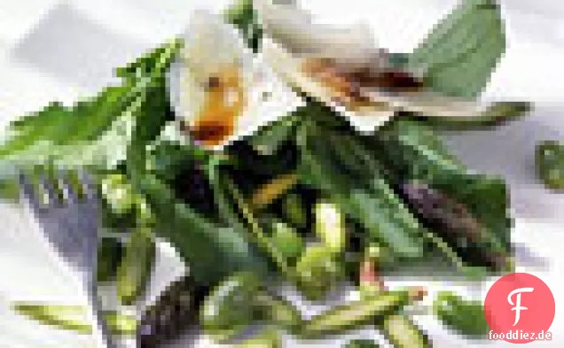 Favabohnen-, Spargel- und Rucola-Salat mit rasiertem Pecorino