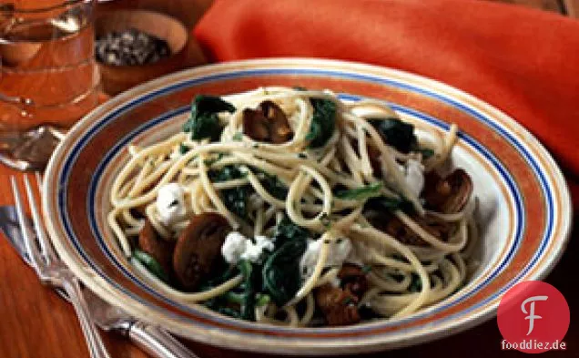 Cremini Pilznudeln mit verwelktem Rucola und Ziegenkäse