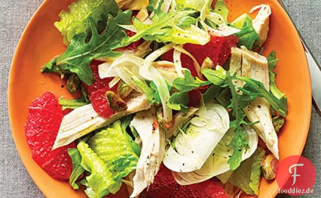 Grüner Salat mit Huhn und rosa Grapefruit
